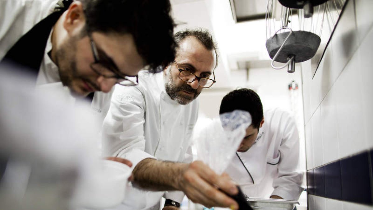 Massimo Bottura, en el centro, en la cocina de su restaurante italiano. DL