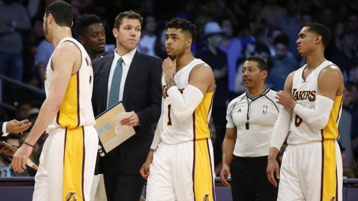 D'Angelo Russell (centro de la imágen) en un tiempo muerto durante el partido.