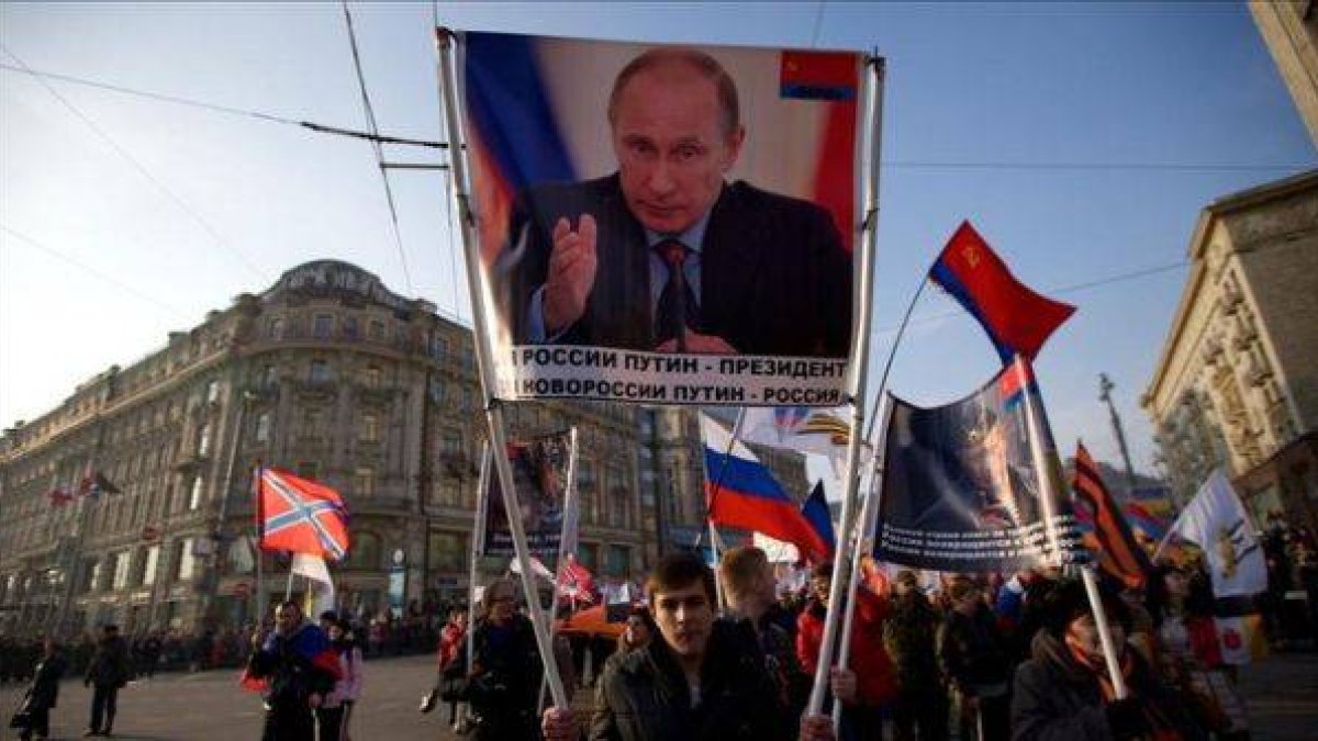 Partidarios de Putin celebrando ayer el día de la Unidad en Moscú.
