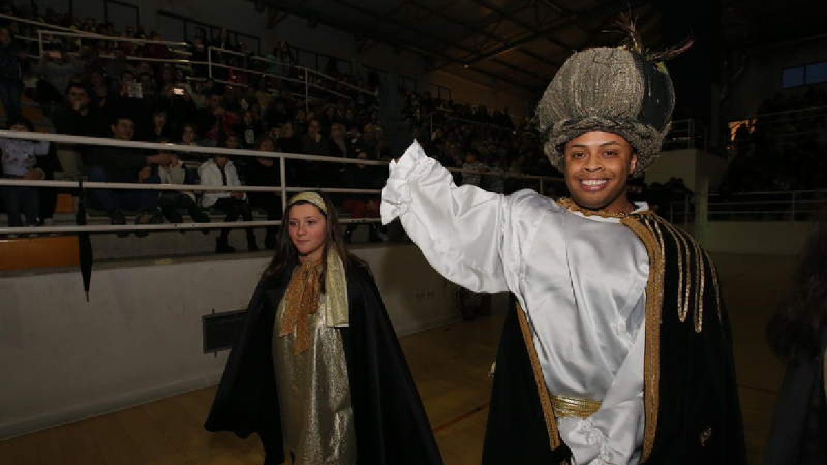 Momento de la recepción de los Reyes Magos en el pabellón municipal de El Toralín.