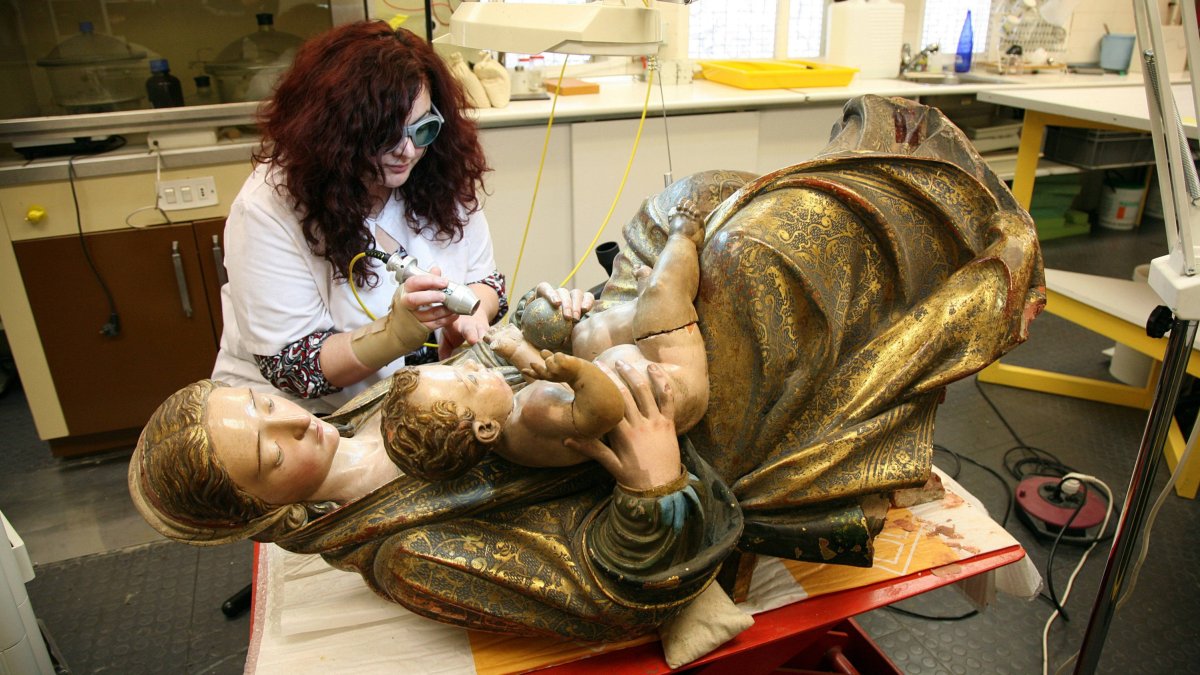 Imagen de archivo de la restauración de una virgen de la Catedral de León en el Centro de Restauración de Simancas. EDUARDO MARGARETO