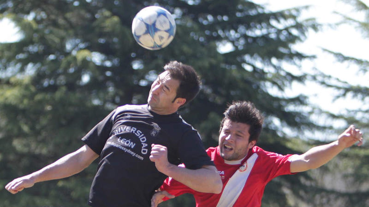 El ejidense Toño trata de llevarse el balón de cabeza frente a su marcador. SECUNDINO PÉREZ