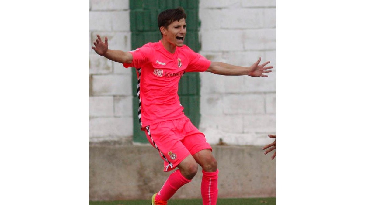 Toni celebra el gol tras transformar Benja el penalti. CÉSAR RÚA