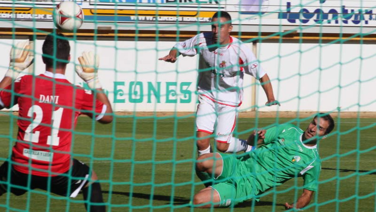 Momento en el que Mario Villar empuja a la red y consigue el gol del empate tras adelantarse a su par Sergio Rueda y batir de disparo elevado al cancerbero de La Virgen Dani.