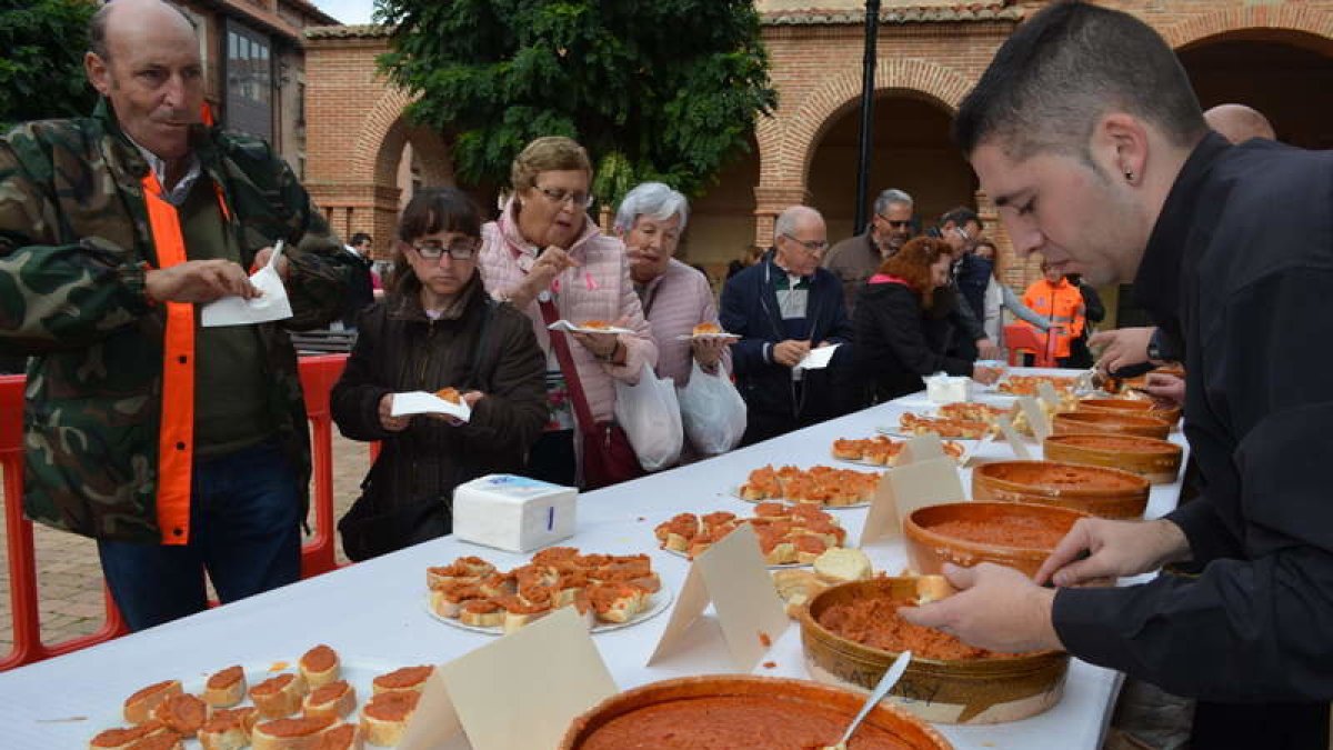 Imagen del reparto de la tapa de Ajo, ayer a mediodía en Santa María del Páramo. MEDINA