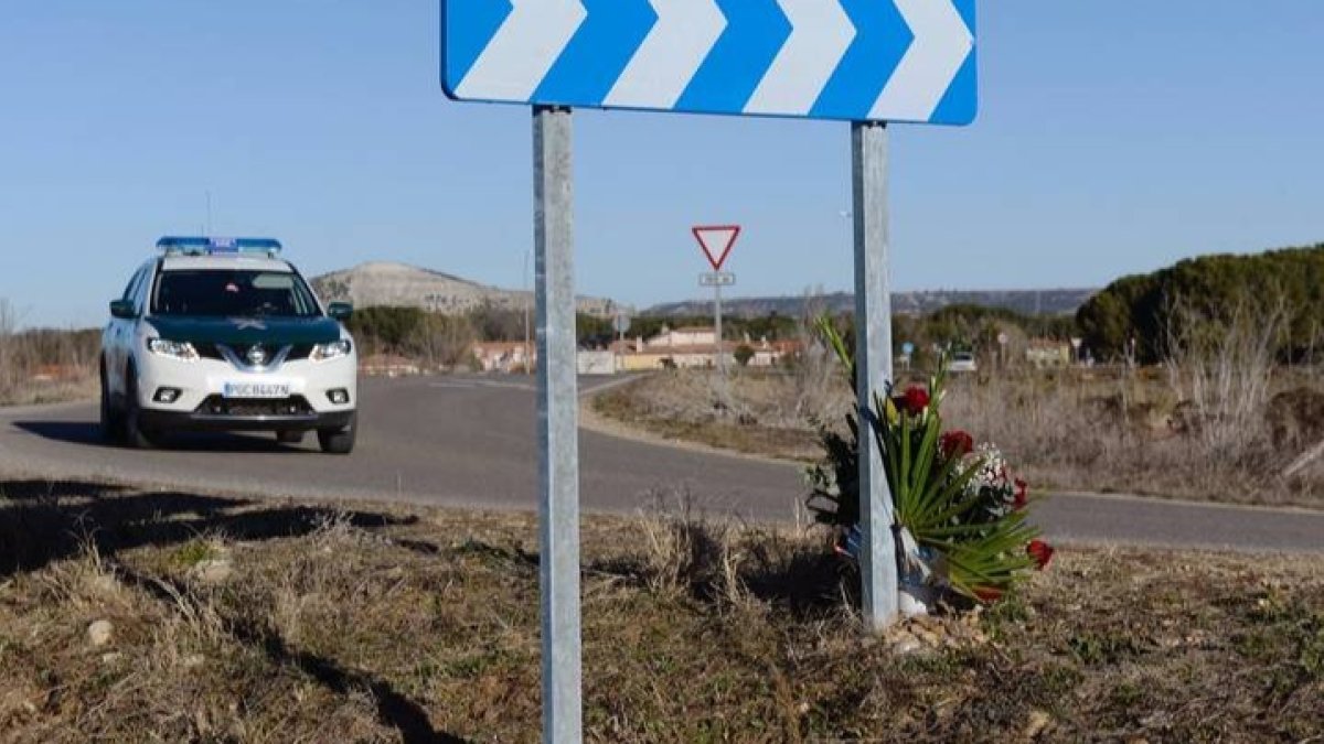 Un vehículo de la Guardia Civil pasa junto al lugar donde el pasado sábado se encontró el cuerpo sin vida de Esther López, vecina de la localidad vallisoletana Traspinedo, cuyo cadáver apareció cerca de una carretera que da acceso a la localidad 25 días después de su desaparición. NACHO GALLEGO
