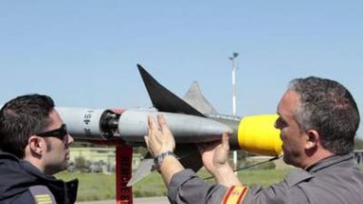 Soldados de la Fuerzas Aérea española revisan armamento, en la base de Decimomannur.
