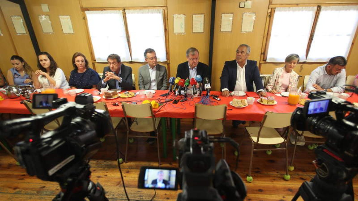 Los miembros del equipo de gobierno, en la comparecencia de ayer. RAMIRO
