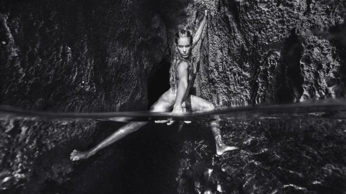 Ona Carbonell, fotografiada por Miguell Moll y Bernard Tartinville en aguas de Menorca.
