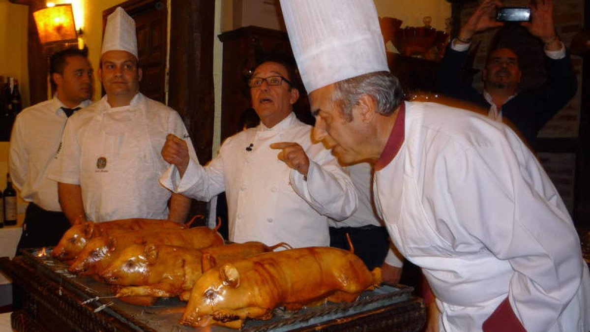 José María Ruiz Benito se dirige a los invitados mientras su equipo apaga las llamas y se dispone a servir el tostón.