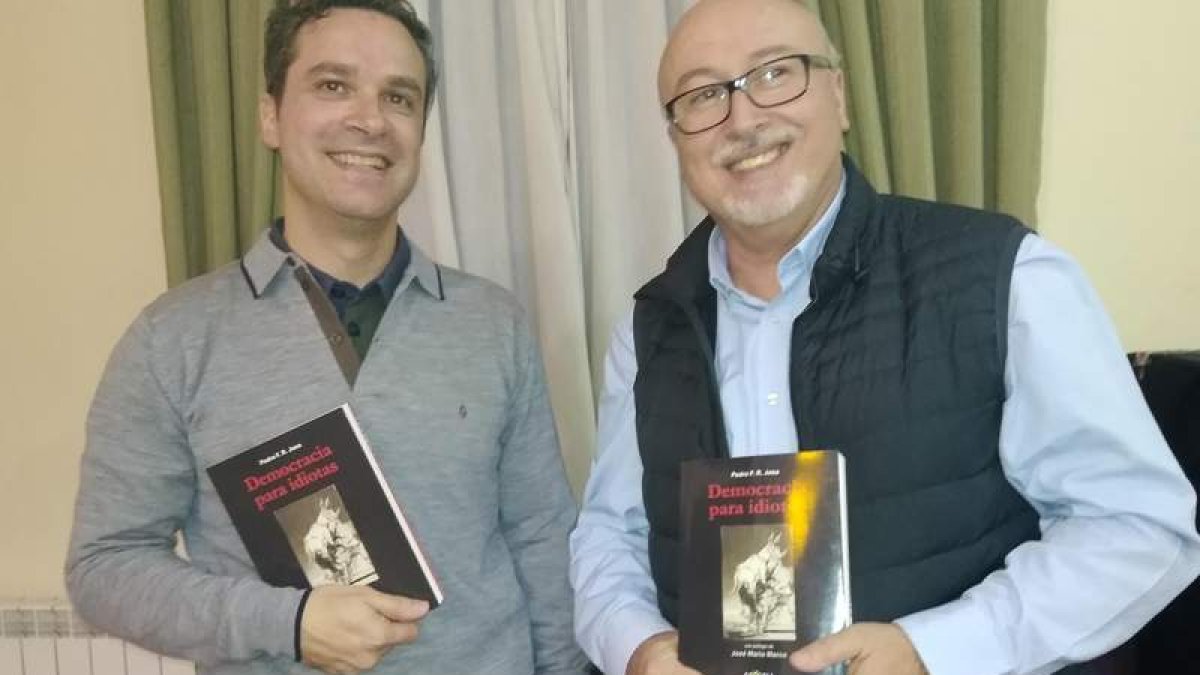 Pedro Ramos Josa contó con Nicanor García Ordiz para presentar su libro en La Obrera. CEBRONES