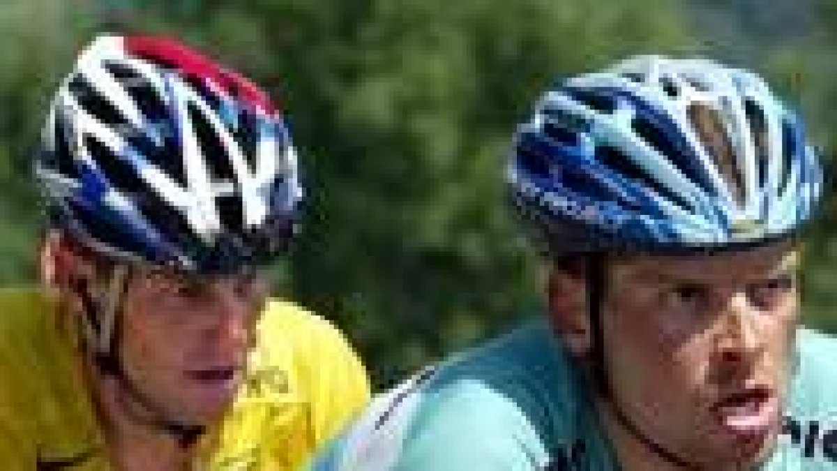 Ullrich, en primer plano, hizo de líder ante la falta de fuerza de Lance