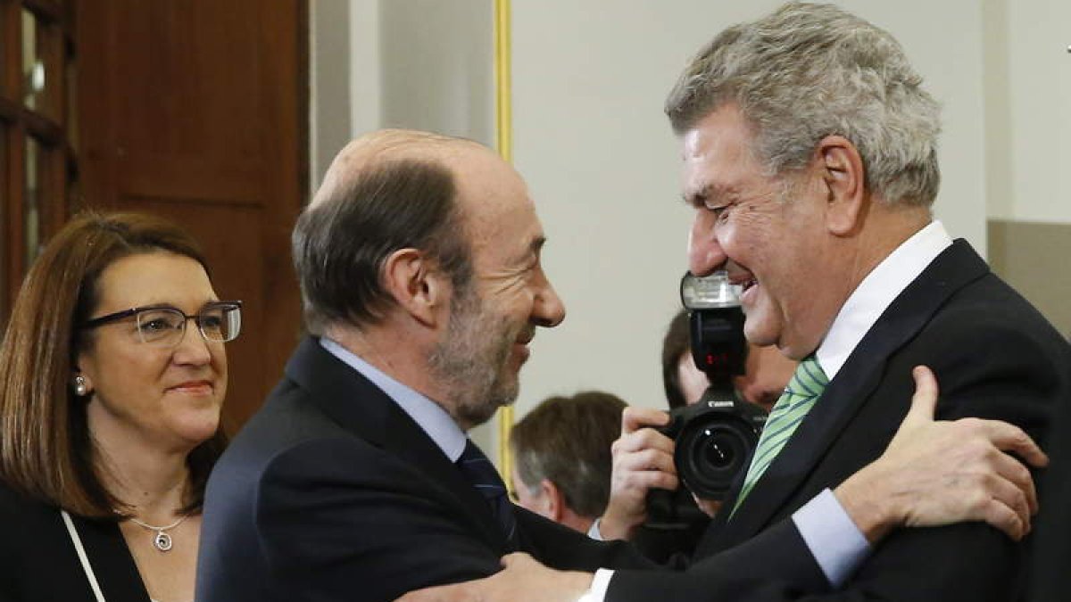 Alfredo Pérez Rubalcaba saluda al presidente del Congreso, Jesús Posada.