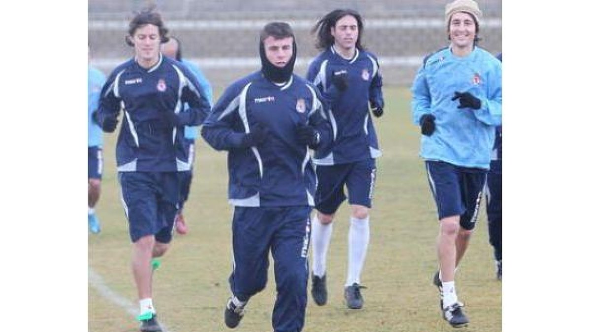 Santi Santos, segundo por la izquierda, será el gran ausente para el partido de Torrelavega.
