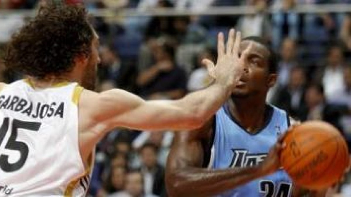 Paul Millsap intenta la canasta ante Jorge Garbajosa.