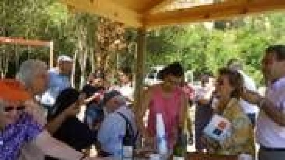 La presentación finalizó con un aperitivo de empanada y vino del país