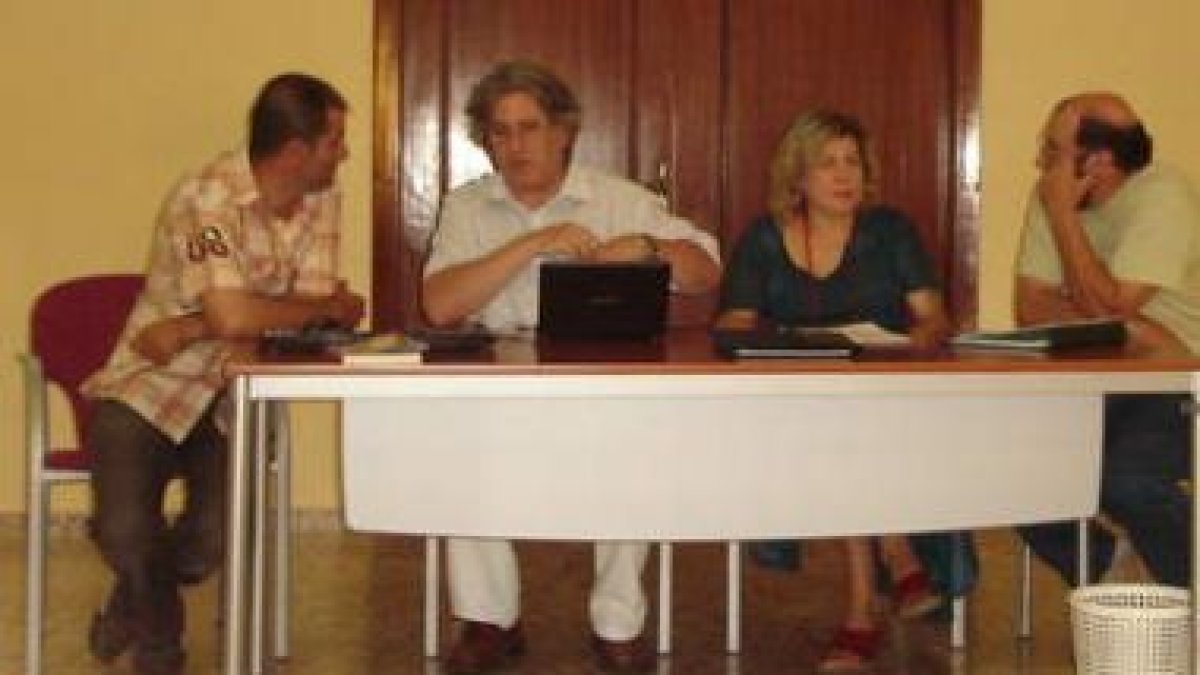 Miembros de Ecofa junto al alcalde pedáneo de Valdefuentes, Luis Miguel.