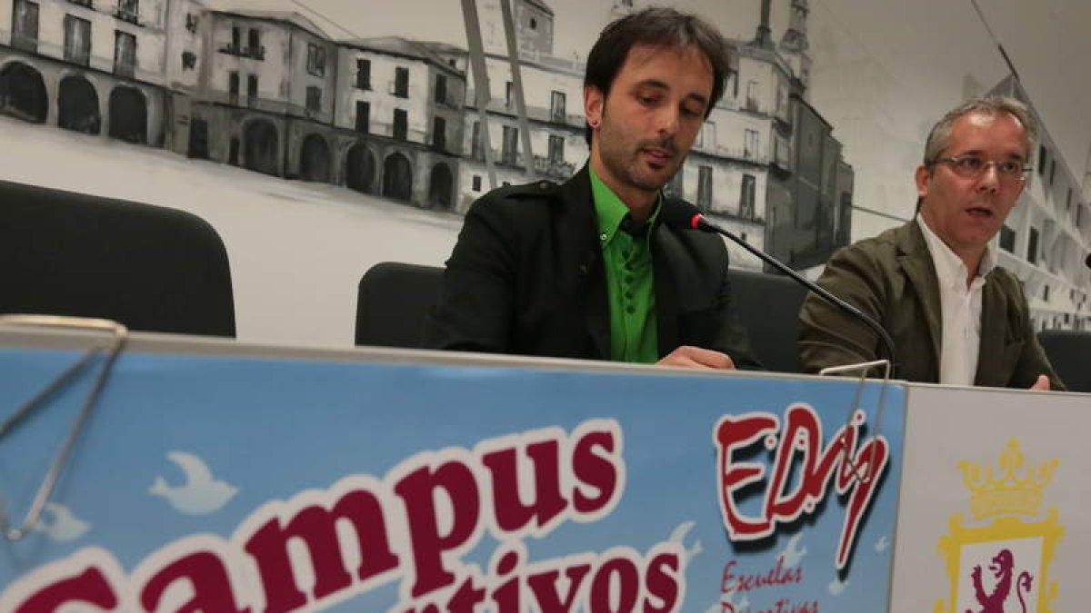 López Benito (d) en la presentación de los campus de León.