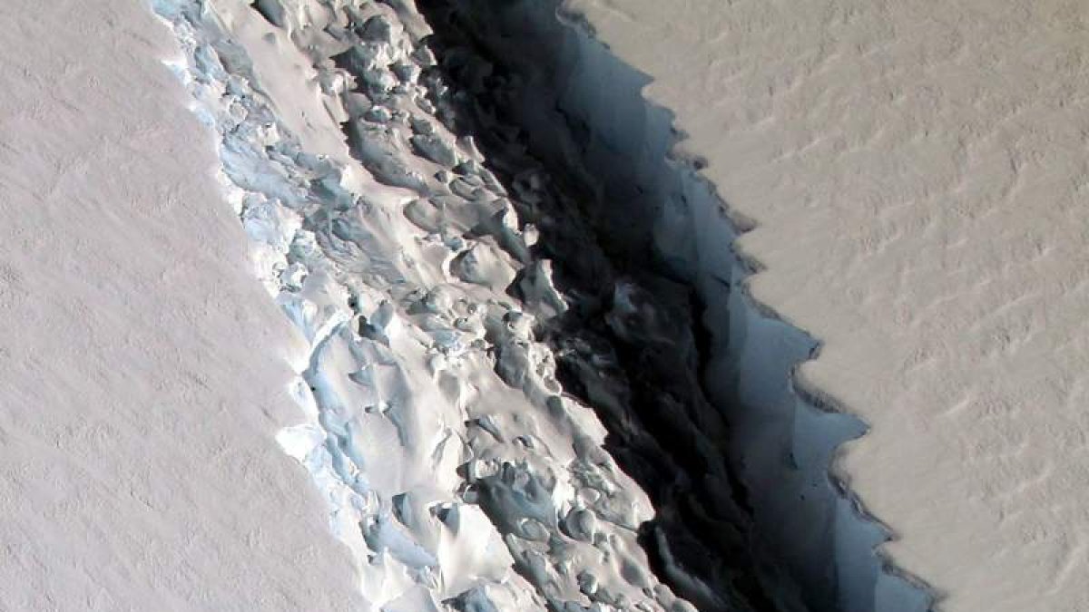 Fotografía áerea facilitada por la Nasa que muestra una grieta gigante vista desde un avión sobrevolando la Antártida. NASA