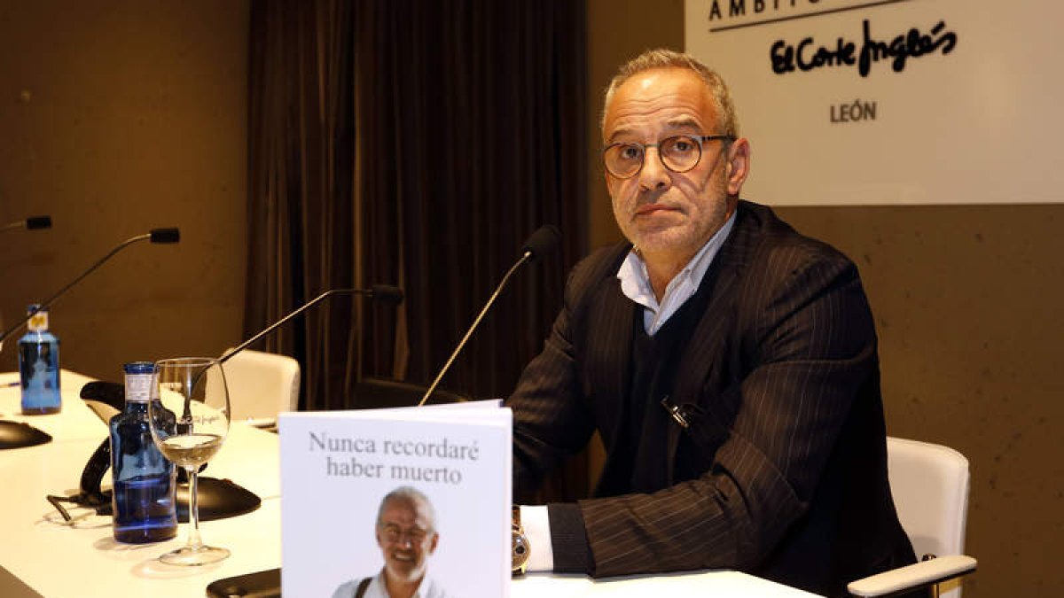 Julio Alberto presentó en El Corte Inglés su autobiografía ‘Nunca recordaré haber muerto’. MARCIANO PÉREZ