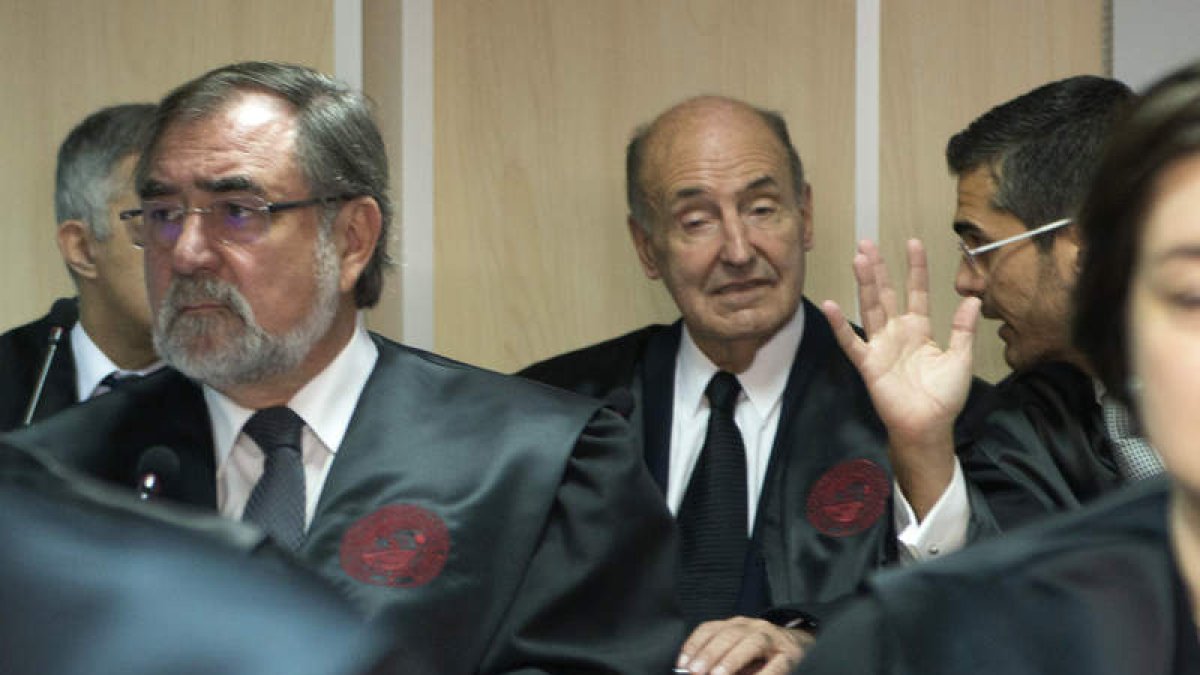 El abogado de la infanta, Miquel Roca, al fondo.