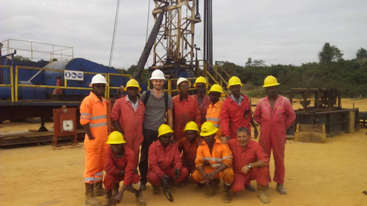 David Murillo con un grupo de trabajadores en uno de los pozos petrolíferos que perfora su compañía en Angola.