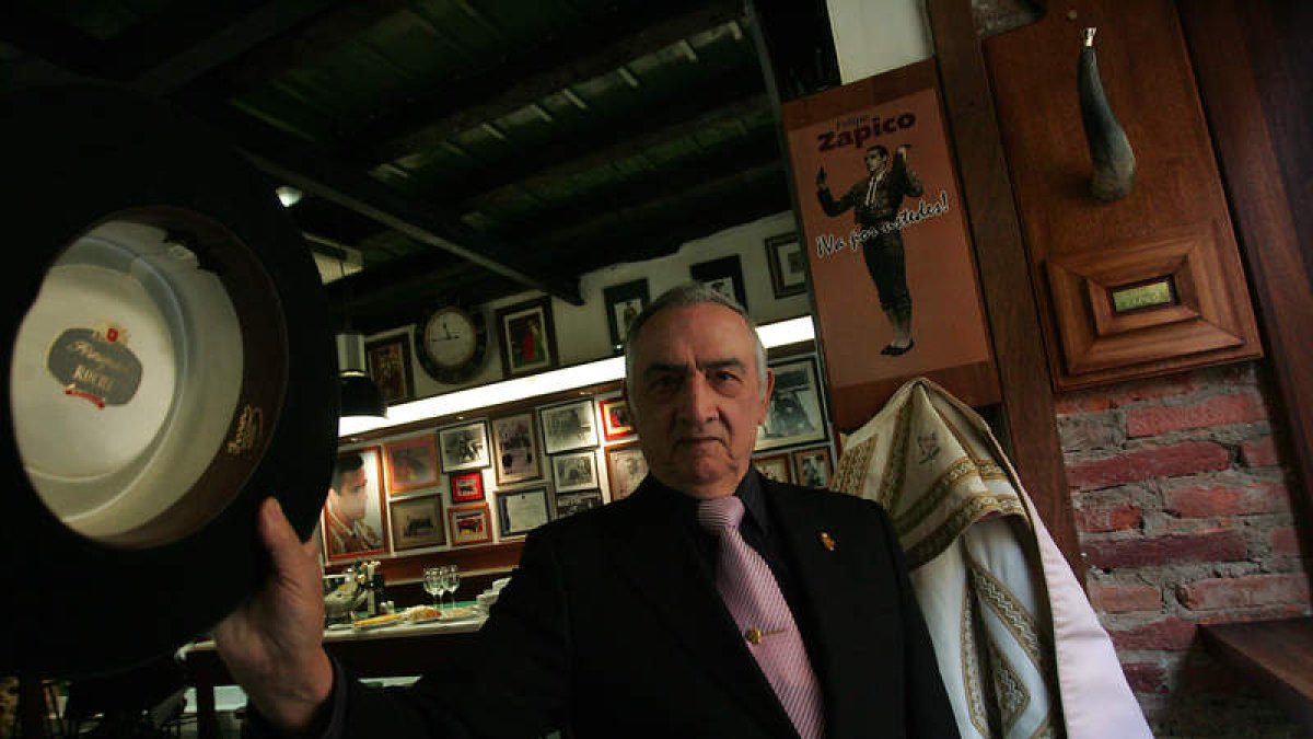 Felipe Zapico saluda con su sombrero cordobés junto al colgador creado por el escultor Juan Carlos Uriarte.
