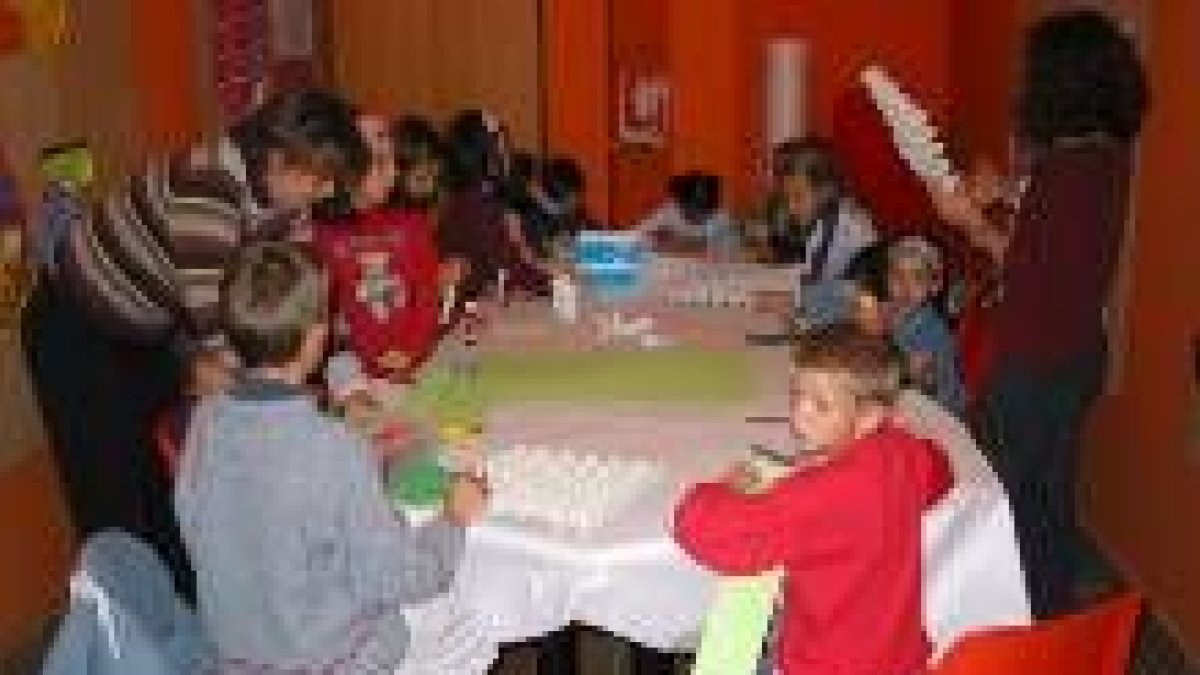 Los niños trabajaron ayer en la elaboración de murales
