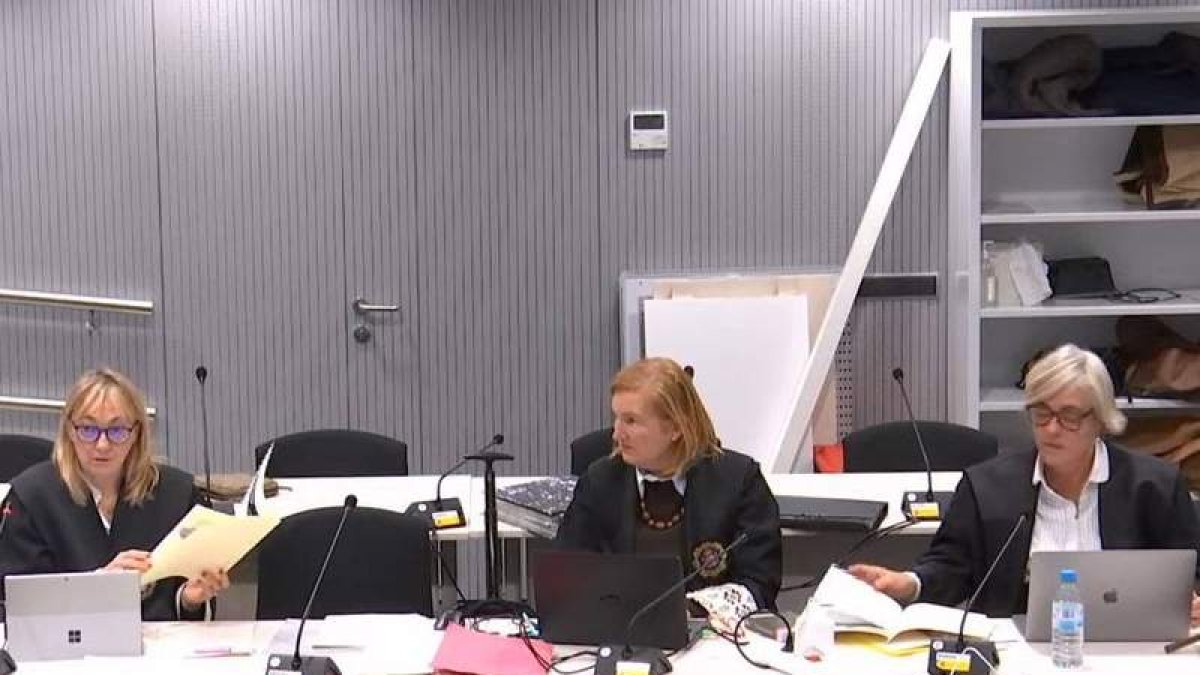 Las fiscales Carmen García-Cerdá y Teresa Gálvez y la letrada Gloria de Pascual. AUDIENCIA NACIONAL