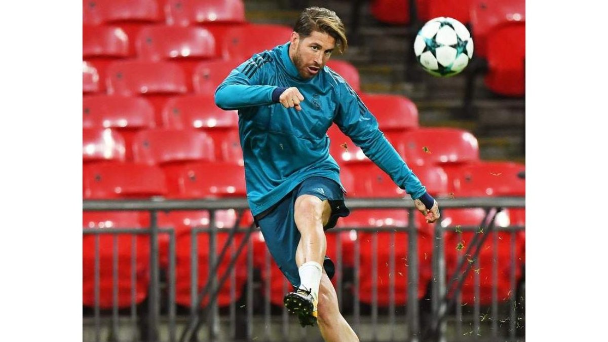 El defensa del Real Madrid, Sergio Ramos, durante un entrenamiento. FACUNDO ARRIZABALAGA