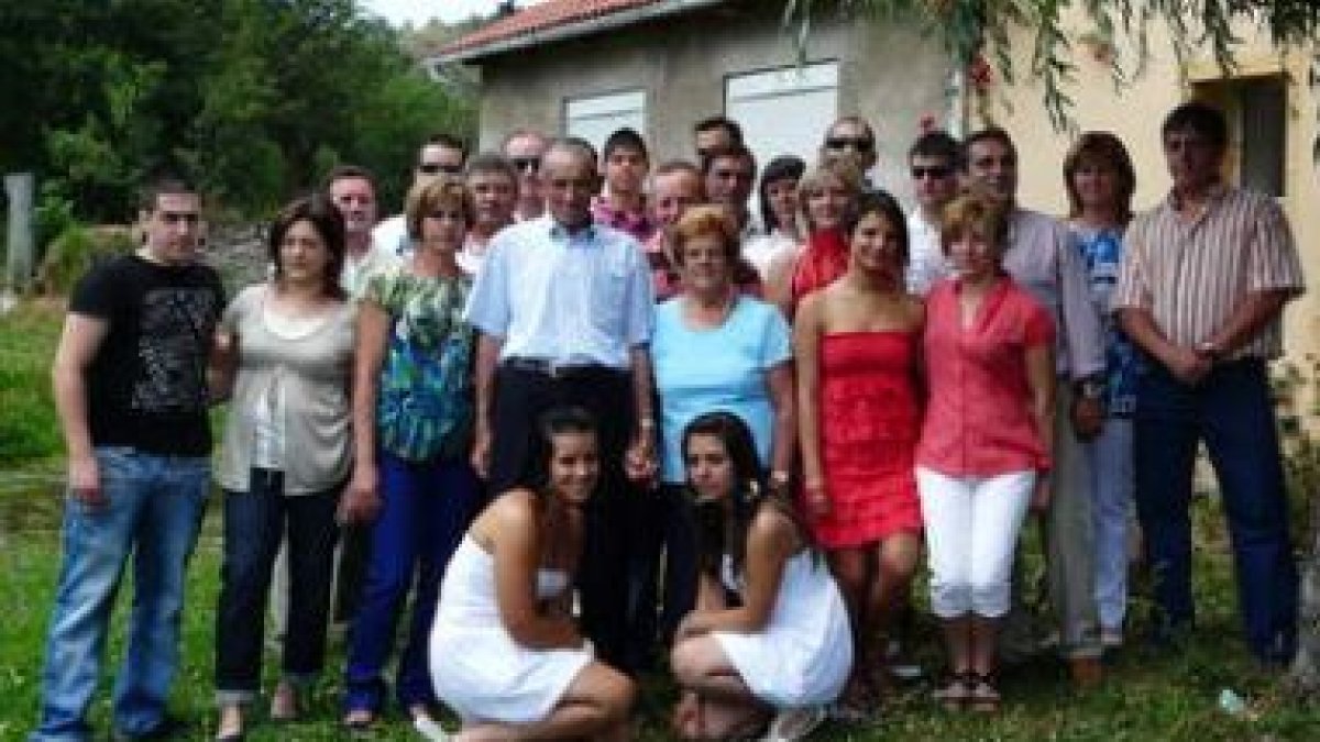 Familiares y amigos de Aurora y Nino, tras la celebración.