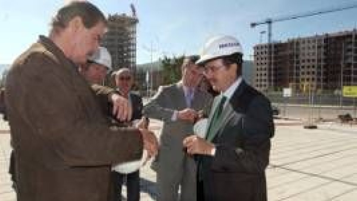 Fox ajusta su casco antes de subir a la Torre junto a Ulibarri