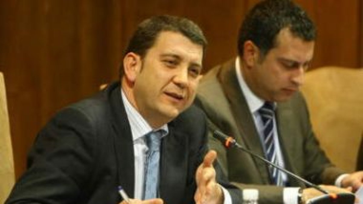 Riesco se dirige al portavoz socialista en un momento del tenso pleno, con Cortés a su lado.