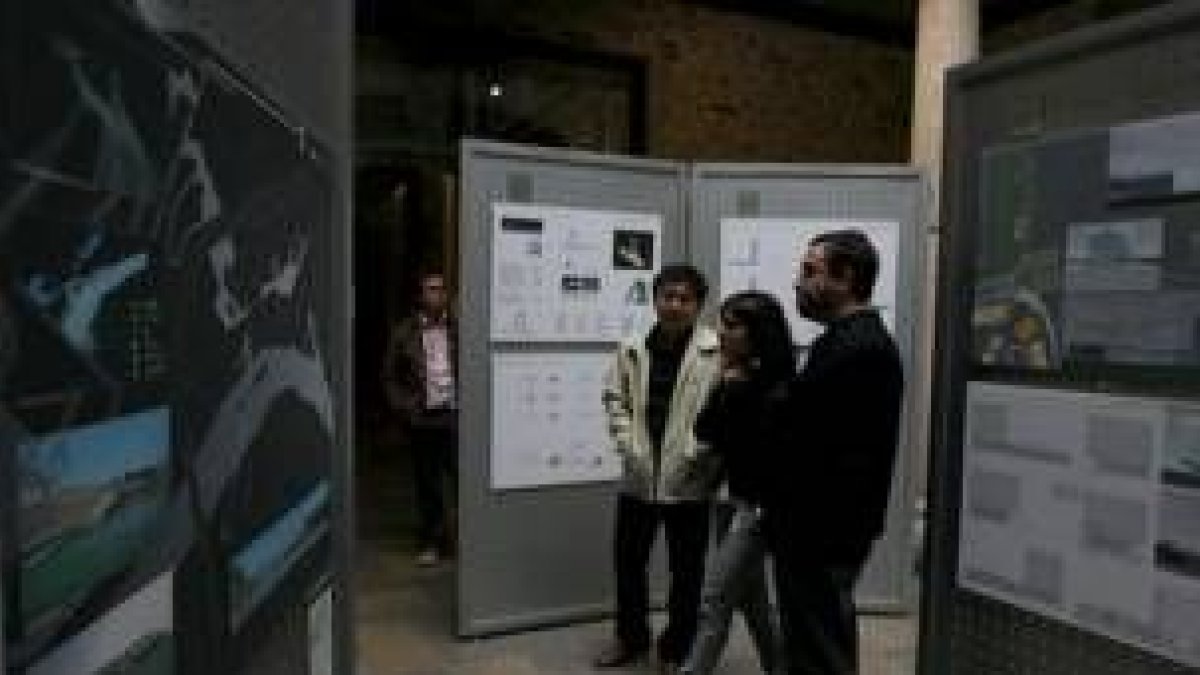 Susana Téllez, en el centro, recorre la muestra sobre la Expo Zaragoza en el Museo del Bierzo