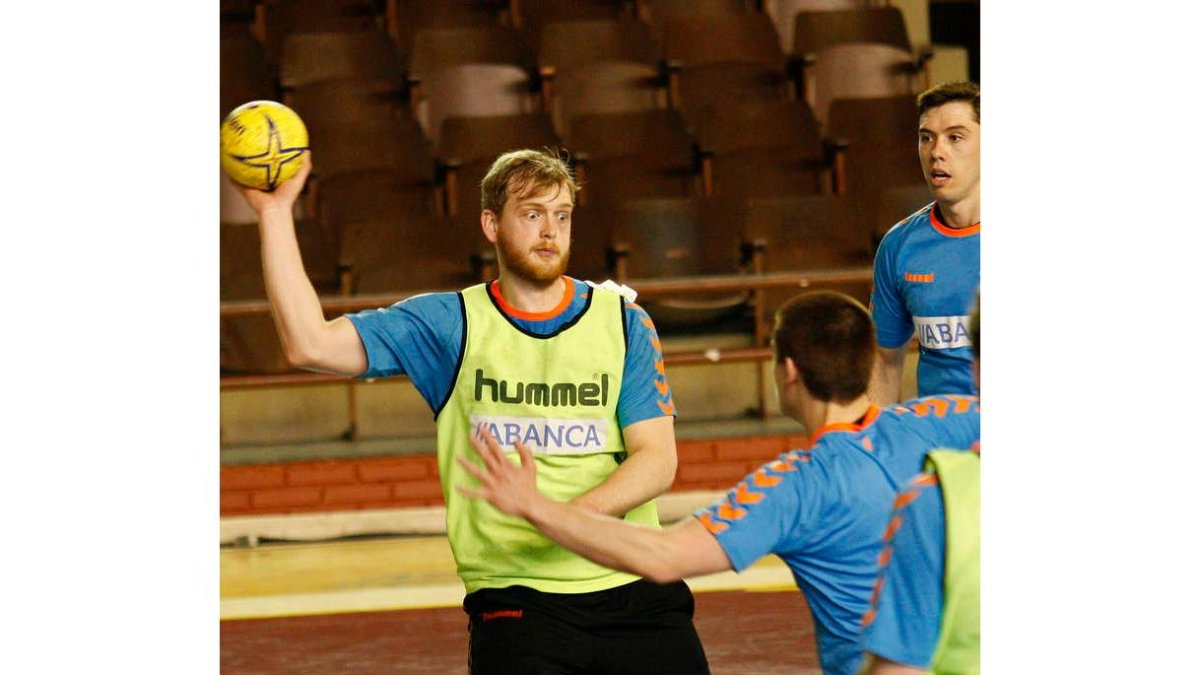 El Ademar prepara en el Palacio el partido ante Cangas. F. OTERO PERANDONES