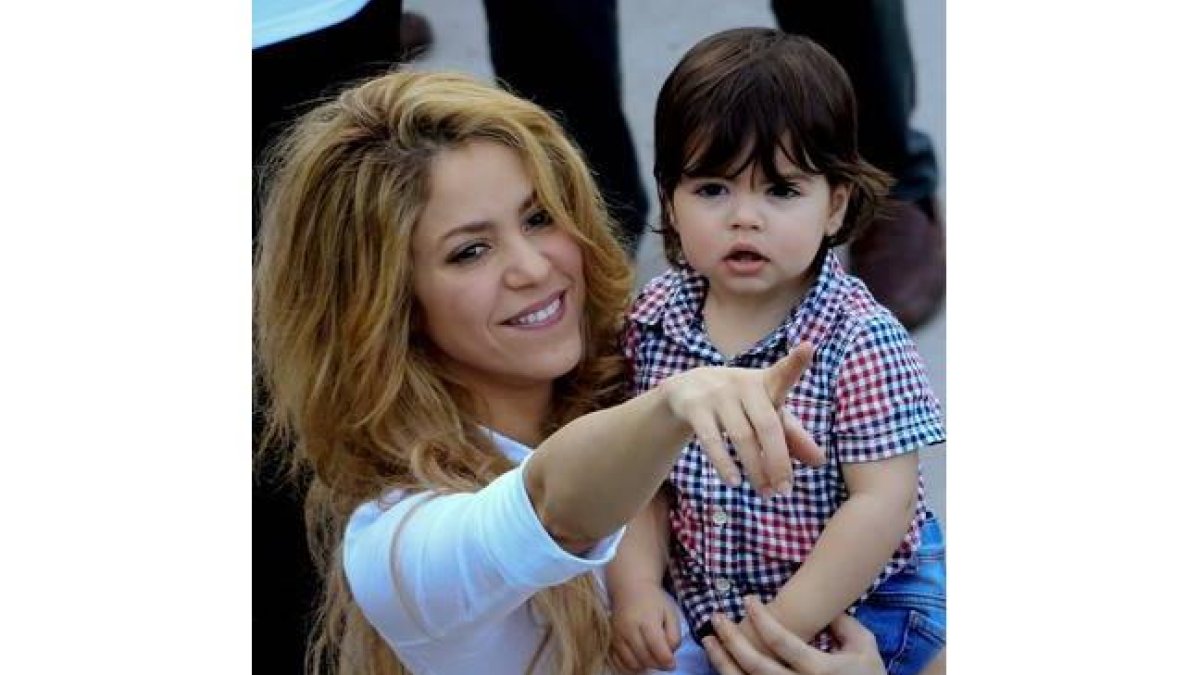 La cantante colombiana Shakira, con su hijo Milan Piqué, durante la inauguración de un megacolegio de su Fundación Pies Descalzos, en un barrio popular de Cartagena (Colombia).