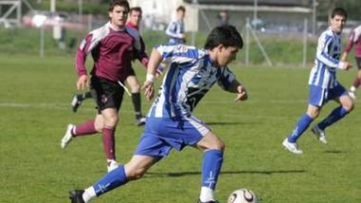 Jonatan Valle hizo un pase al hueco sin mirar a Teo, éste fue por banda y le regaló el gol a Rubén V