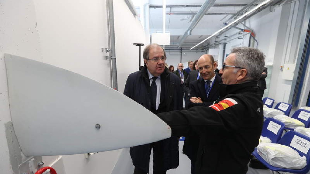 Juan Vicente Herrera, durante una visita a una fábrica de palas eólicas. DE LA MATA
