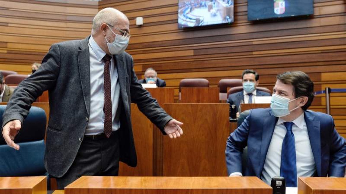 Francisco Igea gesticula ante un Mañueco sonriente. NACHO GALLEGO