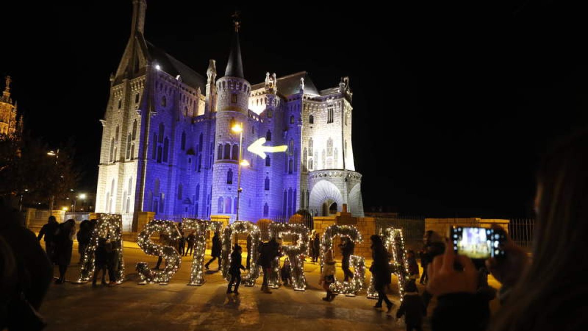 El Palacio de Gaudí de Astorga con la iluminación de la ruta jacobea. RAMIRO