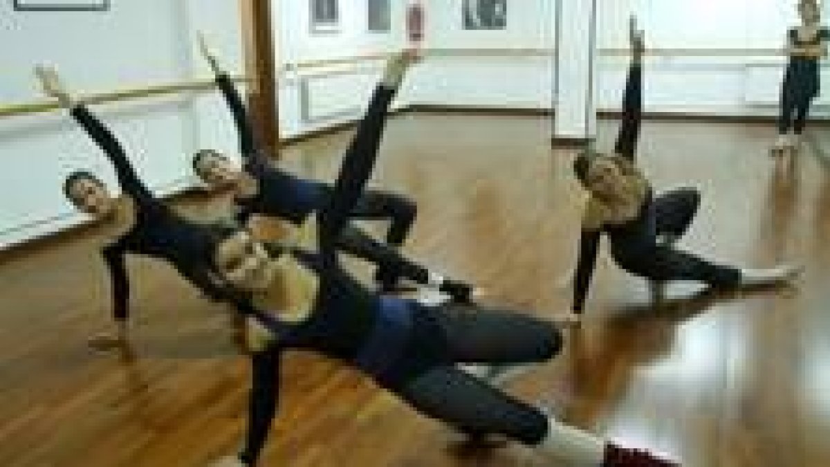 Las cuatro jóvenes bailarinas han sido elegidas para participar en el Veo veo