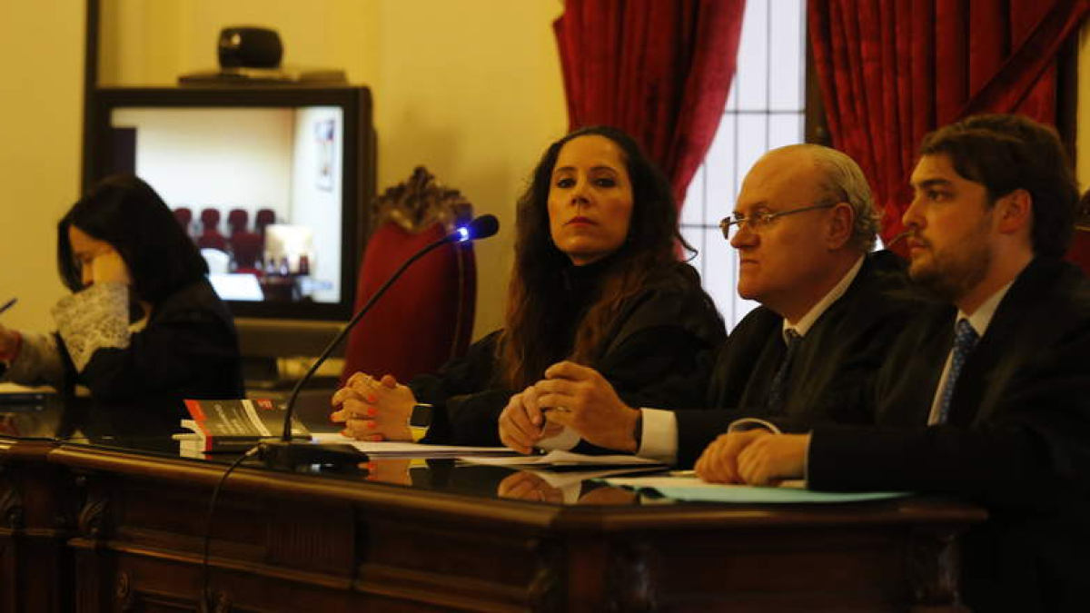 Morala, Llamas, Rivera y Gavilanes, ante la tele de la que declaración por videoconferencia. RAMIRO