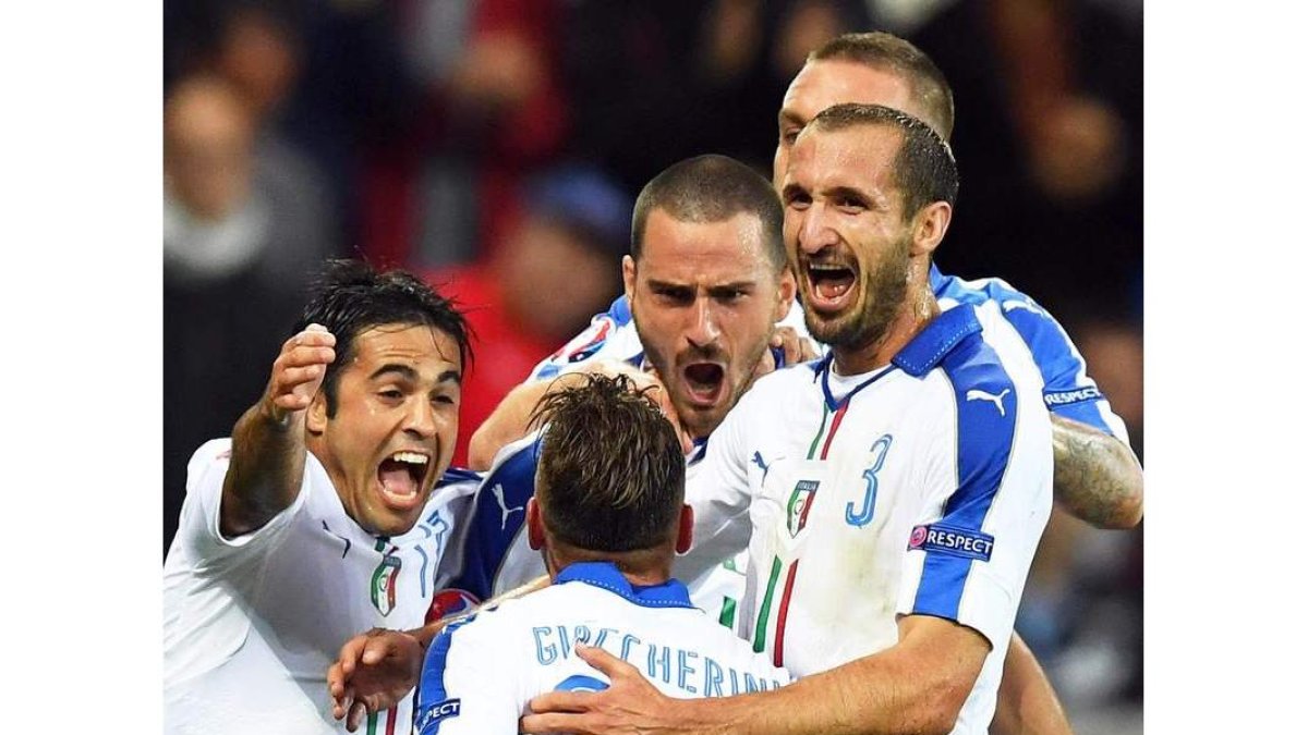 Los jugadores italianos celebran el 1-0 que firmaba en la primera parte Giaccherini. ZENNARO