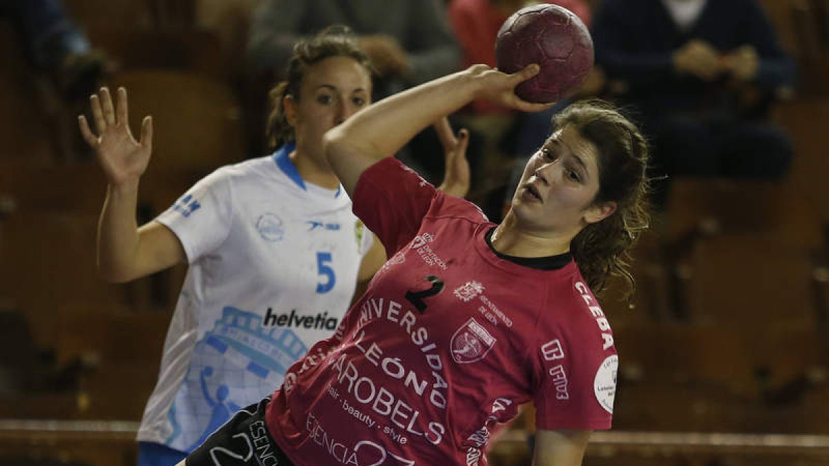 La jugadora del Cleba, Taty Lozano, en acción durante un partido de liga.