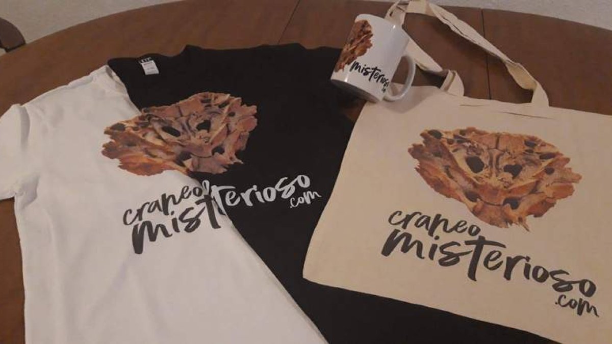 Las camisetas ya se pueden adquirir en tiendas de León y Astorga, en un futuro tazas y bolsas. DL