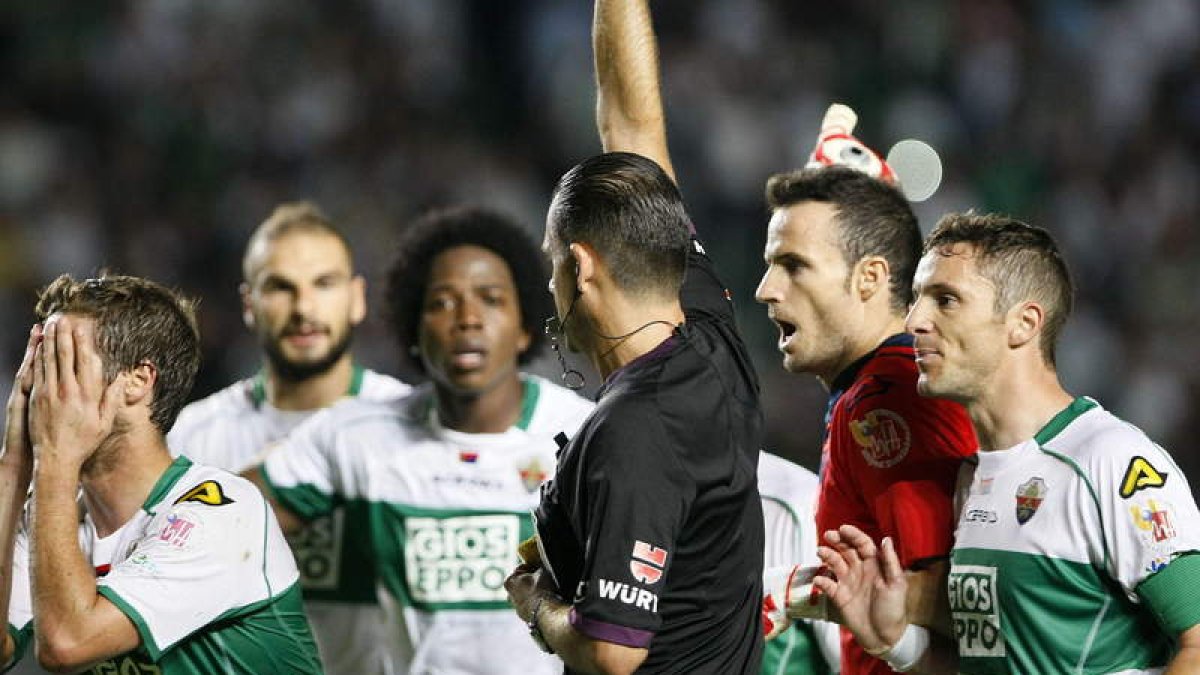 Muñiz Fernández desquició a los futbolistas del Elche con una actuación muy discutida.