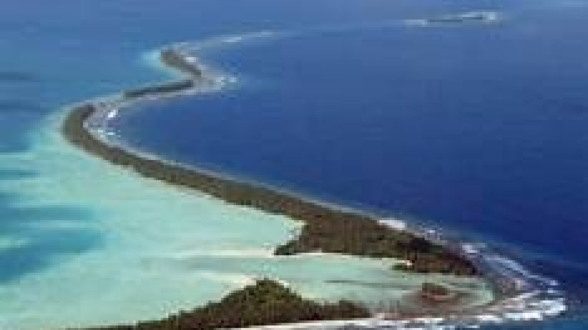 La isla describe una forma serpenteante en medio del océano Pacífico