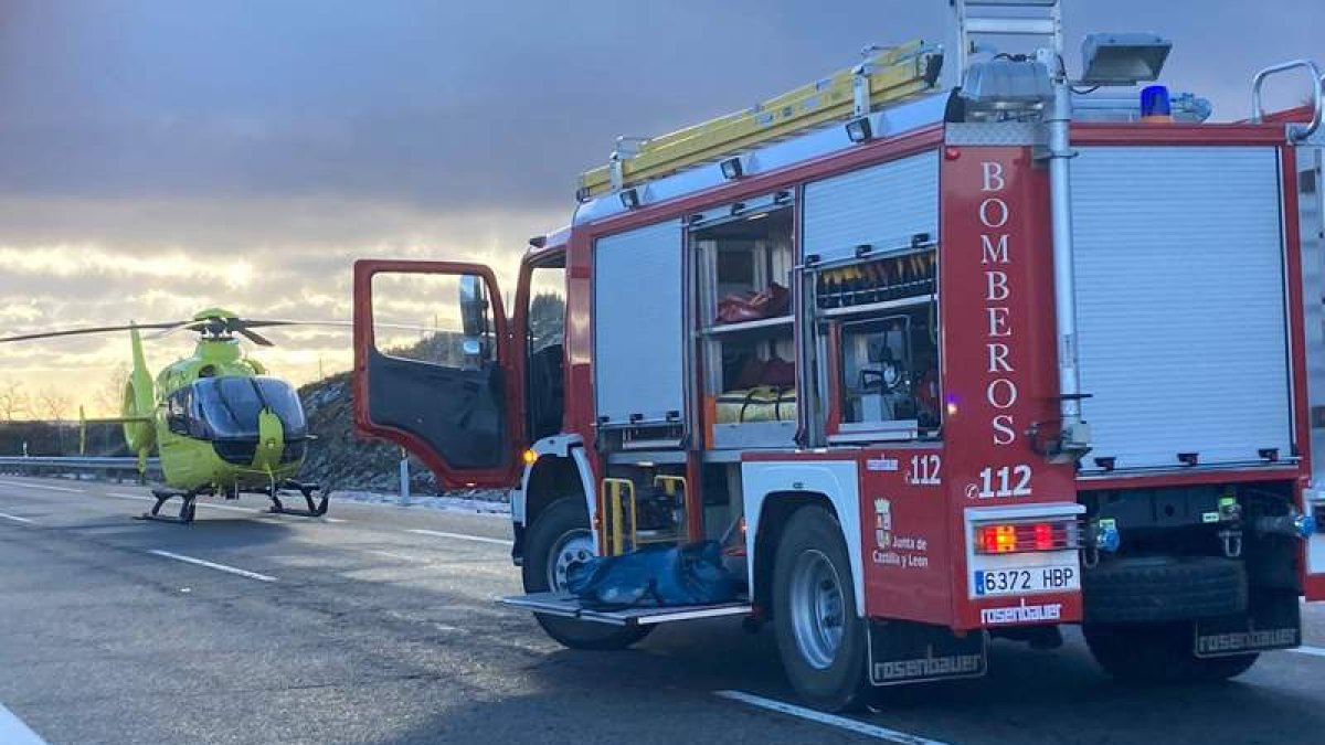 En el accidente fue necesaria la participación de los bomberos y del helicóptero sanitario. BOMBEROS DE LEÓN