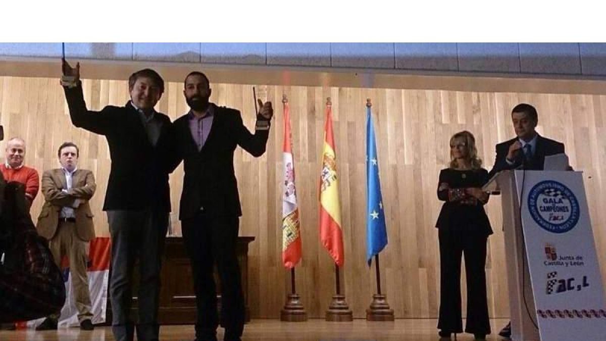 Samuel Folgueral y Conrado Fernández con el trofeo que les acredita como los mejores.