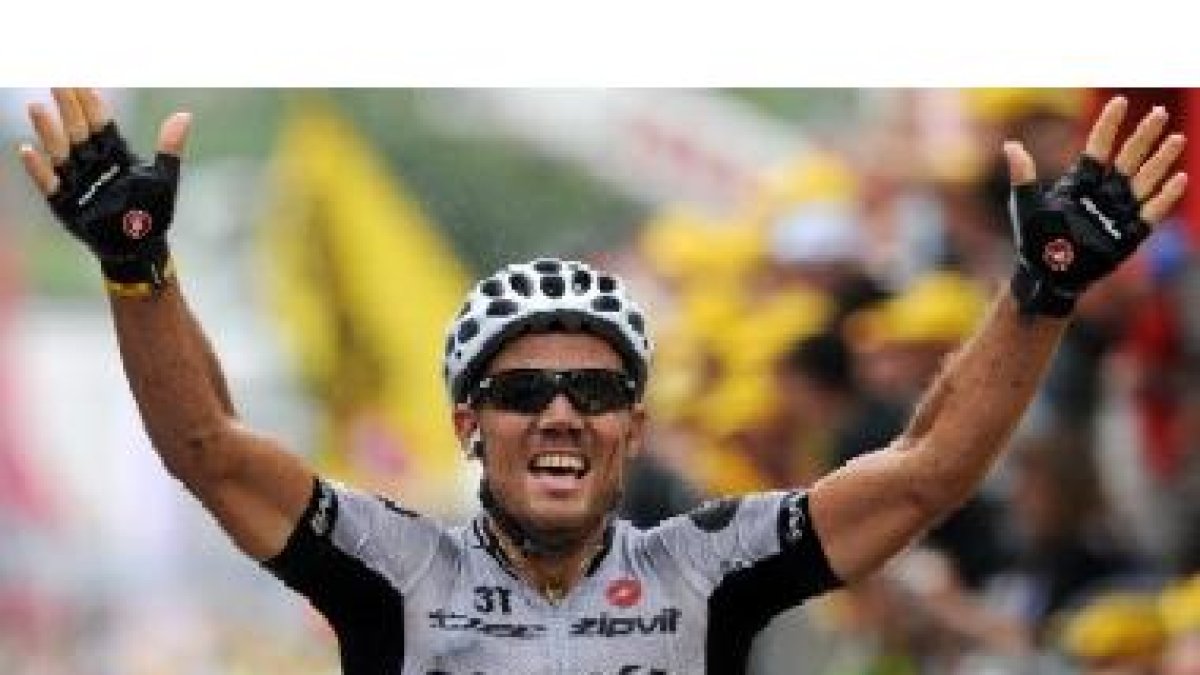 Thor Hushovd celebra la victoria en la meta.